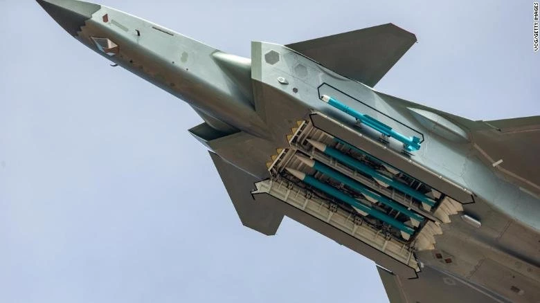 J-20: Συγκλονιστικά πλάνα από τους τρομερούς ελιγμούς και τους… κρυφούς άσσους στο μανίκι του (βίντεο)